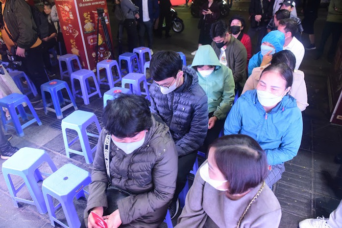 Hình ảnh khác lạ tại tiệm vàng ở Hà Nội ngày vía Thần Tài- Ảnh 4.