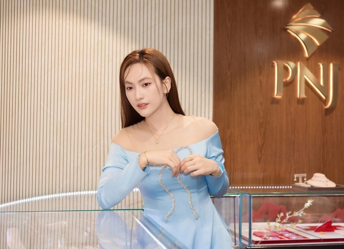 Bắt gặp nữ chính phim hơn 300 tỉ đồng sắm vàng ngày vía- Ảnh 2. Bắt gặp nữ chính phim hơn 300 tỉ đồng sắm vàng ngày vía- Ảnh 2.