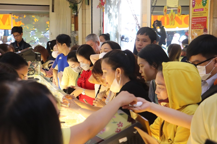TP HCM: Xếp hàng mua vàng ngày vía Thần Tài- Ảnh 1. TP HCM: Xếp hàng mua vàng ngày vía Thần Tài- Ảnh 1.