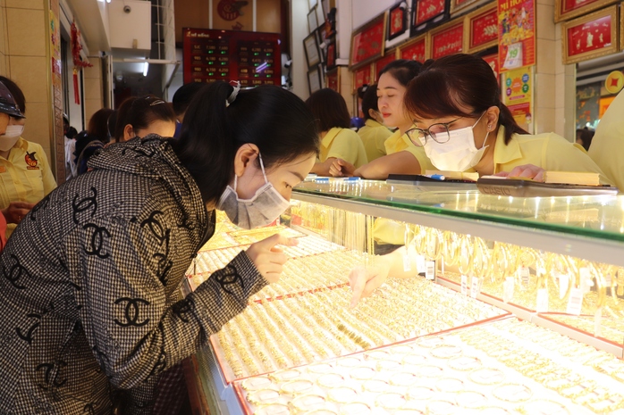 TP HCM: Xếp hàng mua vàng ngày vía Thần Tài- Ảnh 2. TP HCM: Xếp hàng mua vàng ngày vía Thần Tài- Ảnh 2.