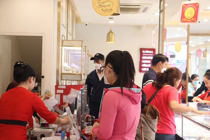 TP HCM: Xếp hàng mua vàng ngày vía Thần Tài- Ảnh 6. TP HCM: Xếp hàng mua vàng ngày vía Thần Tài- Ảnh 6.