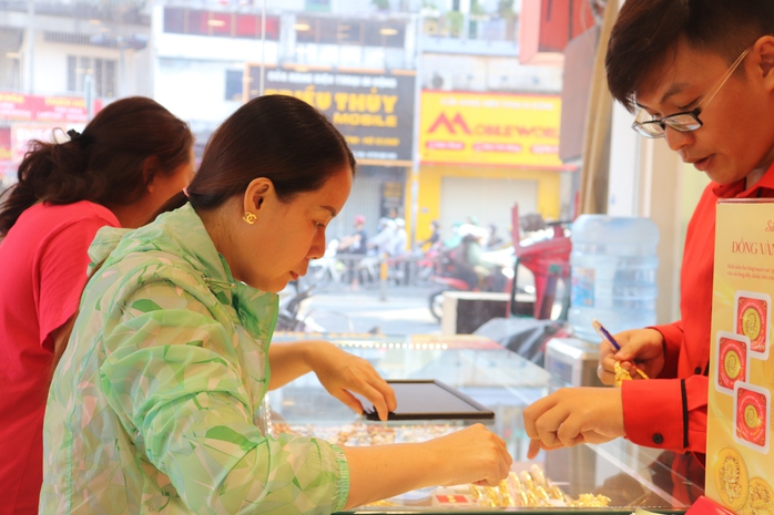 TP HCM: Xếp hàng mua vàng ngày vía Thần Tài- Ảnh 8. TP HCM: Xếp hàng mua vàng ngày vía Thần Tài- Ảnh 8.