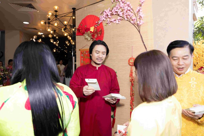 Dàn hoa hậu - á hậu nhận lì xì đầu năm
- Ảnh 3. Dàn hoa hậu - á hậu nhận lì xì đầu năm
- Ảnh 3.