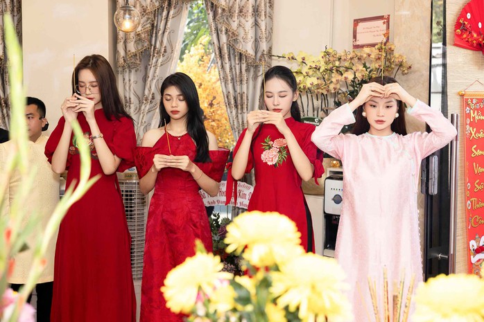 Dàn hoa hậu - á hậu nhận lì xì đầu năm
- Ảnh 2. Dàn hoa hậu - á hậu nhận lì xì đầu năm
- Ảnh 2.