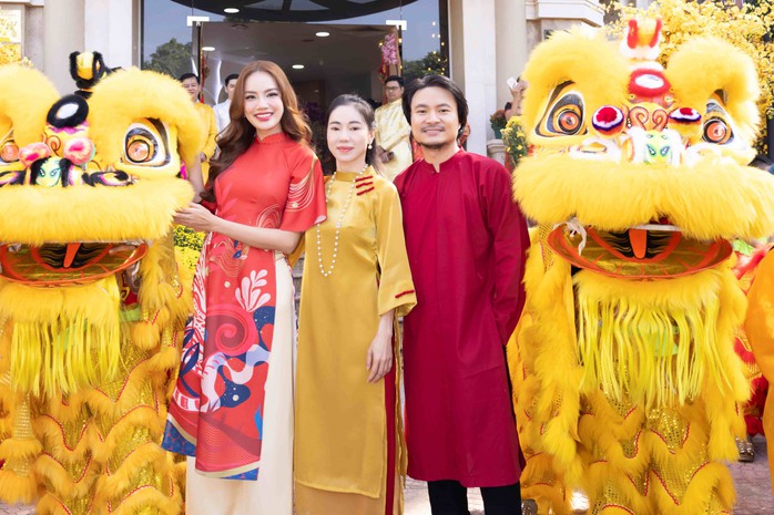 Dàn hoa hậu - á hậu nhận lì xì đầu năm
- Ảnh 4. Dàn hoa hậu - á hậu nhận lì xì đầu năm
- Ảnh 4.