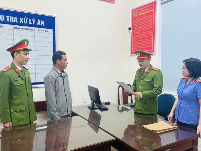 Khởi tố tài xế lăng mạ, đe dọa công an khi được yêu cầu đo nồng độ cồn- Ảnh 1. Khởi tố tài xế lăng mạ, đe dọa công an khi được yêu cầu đo nồng độ cồn- Ảnh 1.