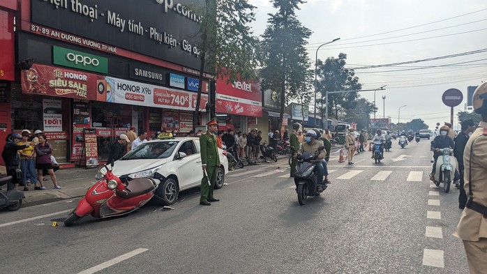 Xe taxi tông nhiều xe máy, xe đạp ở giao lộ có đèn đỏ- Ảnh 2. Xe taxi tông nhiều xe máy, xe đạp ở giao lộ có đèn đỏ- Ảnh 2.