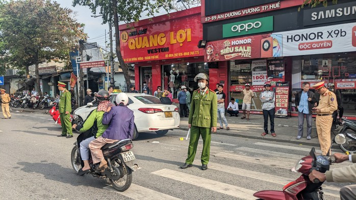 Xe taxi tông nhiều xe máy, xe đạp ở giao lộ có đèn đỏ- Ảnh 1. Xe taxi tông nhiều xe máy, xe đạp ở giao lộ có đèn đỏ- Ảnh 1.