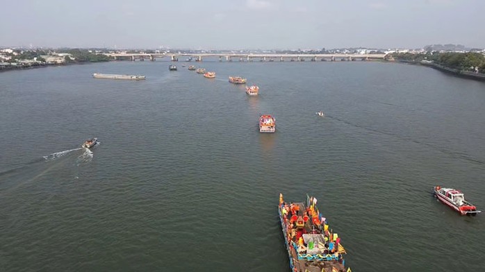 Trong ng&agrave;y 19-2, h&agrave;ng ng&agrave;n người tham gia tưởng nhớ người c&oacute; c&ocirc;ng với đất Đồng Nai