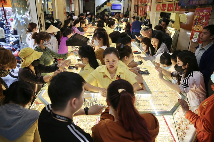 Cuối ngày 19-2, giá vàng SJC tăng, nhiều người vẫn tấp nập mua vào- Ảnh 1. Cuối ngày 19-2, giá vàng SJC tăng, nhiều người vẫn tấp nập mua vào- Ảnh 1.