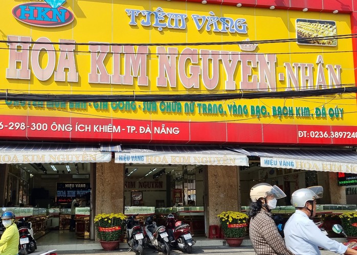 Tiệm vàng vắng khách trong ngày vía Thần Tài ở Đà Nẵng- Ảnh 4. Tiệm vàng vắng khách trong ngày vía Thần Tài ở Đà Nẵng- Ảnh 4.