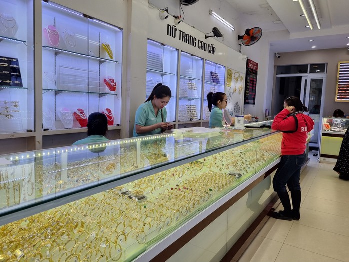 Tiệm vàng vắng khách trong ngày vía Thần Tài ở Đà Nẵng- Ảnh 3. Tiệm vàng vắng khách trong ngày vía Thần Tài ở Đà Nẵng- Ảnh 3.