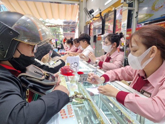 Tiệm vàng vắng khách trong ngày vía Thần Tài ở Đà Nẵng- Ảnh 2. Tiệm vàng vắng khách trong ngày vía Thần Tài ở Đà Nẵng- Ảnh 2.