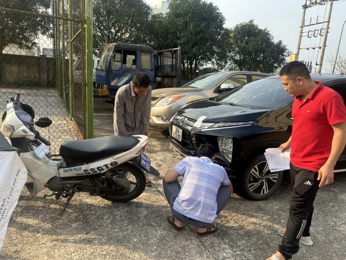 Khởi tố tài xế lăng mạ, đe dọa công an khi được yêu cầu đo nồng độ cồn- Ảnh 2. Khởi tố tài xế lăng mạ, đe dọa công an khi được yêu cầu đo nồng độ cồn- Ảnh 2.