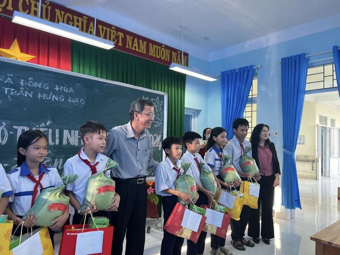 "Xuân sum vầy - Tết sẻ chia": Trò có Tết, thầy cô mới vui Xuân- Ảnh 1. "Xuân sum vầy - Tết sẻ chia": Trò có Tết, thầy cô mới vui Xuân- Ảnh 1.
