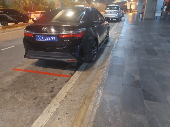 Vụ dùng xe biển xanh đón con tại sân bay: Kiểm điểm Chủ tịch Hội Phụ nữ - Ảnh 1. Vụ dùng xe biển xanh đón con tại sân bay: Kiểm điểm Chủ tịch Hội Phụ nữ - Ảnh 1.