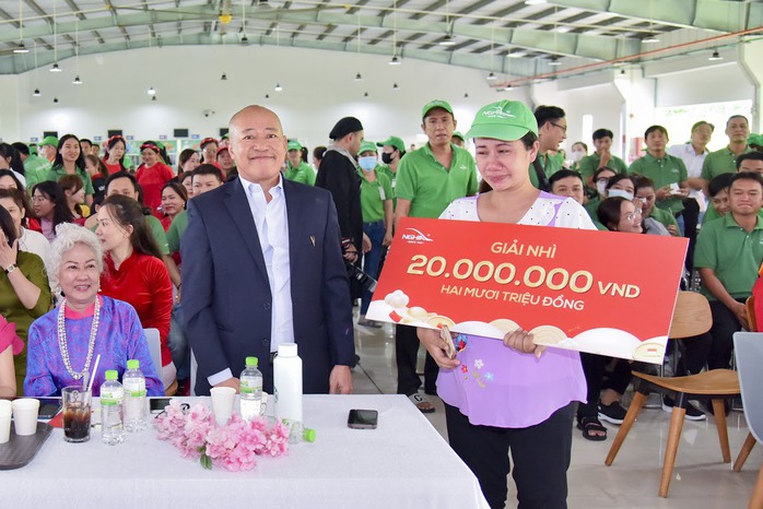 Một doanh nghiệp chi 500 triệu đồng bốc thăm trúng thưởng cho công nhân- Ảnh 5. Một doanh nghiệp chi 500 triệu đồng bốc thăm trúng thưởng cho công nhân- Ảnh 5.