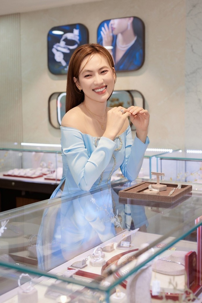 Bắt gặp nữ chính phim hơn 300 tỉ đồng sắm vàng ngày vía- Ảnh 1. Bắt gặp nữ chính phim hơn 300 tỉ đồng sắm vàng ngày vía- Ảnh 1.