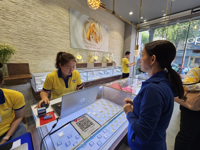 Cuối ngày 19-2, giá vàng SJC tăng, nhiều người vẫn tấp nập mua vào- Ảnh 5. Cuối ngày 19-2, giá vàng SJC tăng, nhiều người vẫn tấp nập mua vào- Ảnh 5.
