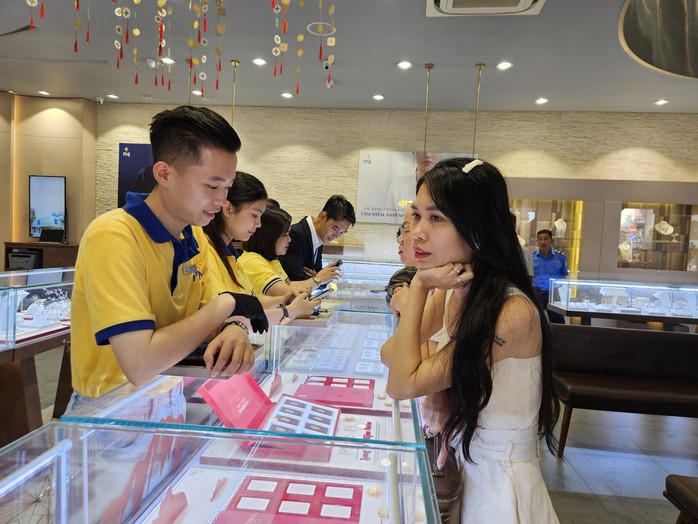 Cuối ngày 19-2, giá vàng SJC tăng, nhiều người vẫn tấp nập mua vào- Ảnh 6. Cuối ngày 19-2, giá vàng SJC tăng, nhiều người vẫn tấp nập mua vào- Ảnh 6.