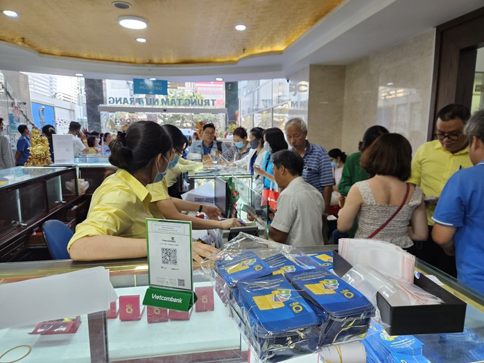 Cuối ngày 19-2, giá vàng SJC tăng, nhiều người vẫn tấp nập mua vào- Ảnh 3. Cuối ngày 19-2, giá vàng SJC tăng, nhiều người vẫn tấp nập mua vào- Ảnh 3.