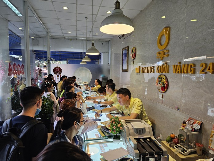 Cuối ngày 19-2, giá vàng SJC tăng, nhiều người vẫn tấp nập mua vào- Ảnh 7. Cuối ngày 19-2, giá vàng SJC tăng, nhiều người vẫn tấp nập mua vào- Ảnh 7.