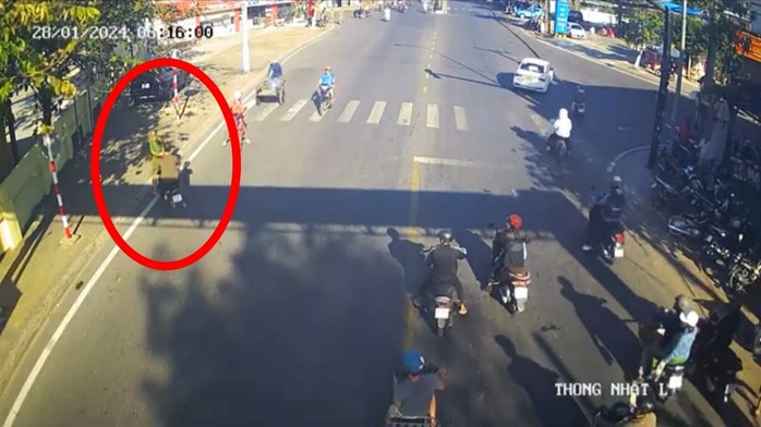 Đang làm nhiệm vụ, đại úy công an bị nam thanh niên phê ma túy tông trọng thương - Ảnh 1. Đang làm nhiệm vụ, đại úy công an bị nam thanh niên phê ma túy tông trọng thương - Ảnh 1.