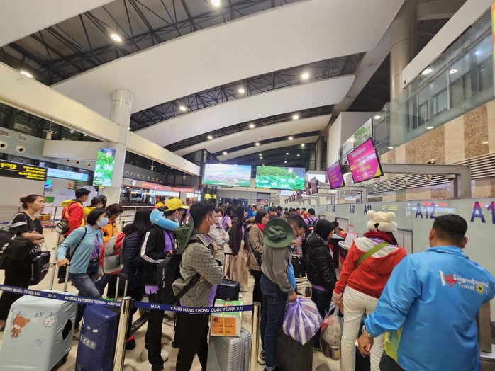 Nhiều người ở TP HCM cho biết vừa mua được vé máy bay về quê vào giờ chót với giá không quá cao.Ảnh: LAM GIANG Nhiều người ở TP HCM cho biết vừa mua được vé máy bay về quê vào giờ chót với giá không quá cao.Ảnh: LAM GIANG