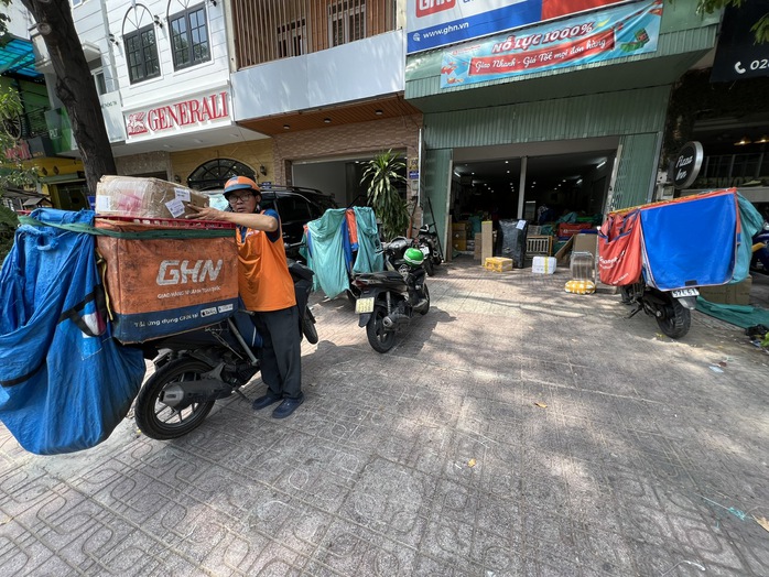 Bưu cục của các hãng vận chuyển luôn trong tình trạng đầy ắp hàng hóaẢnh: Nguyễn Hải Bưu cục của các hãng vận chuyển luôn trong tình trạng đầy ắp hàng hóaẢnh: Nguyễn Hải