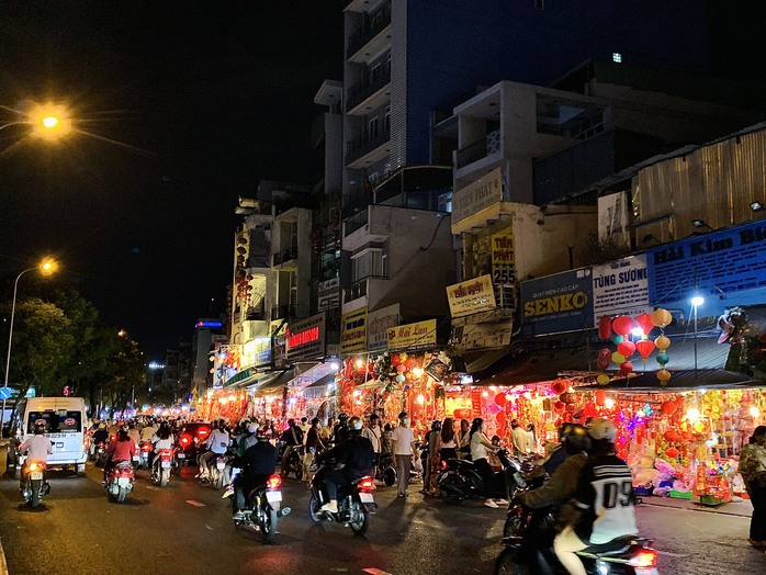 Tắc đường do lấn chiếm bán hàng- Ảnh 2.