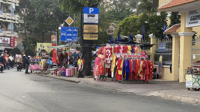 Tắc đường do lấn chiếm bán hàng- Ảnh 4.