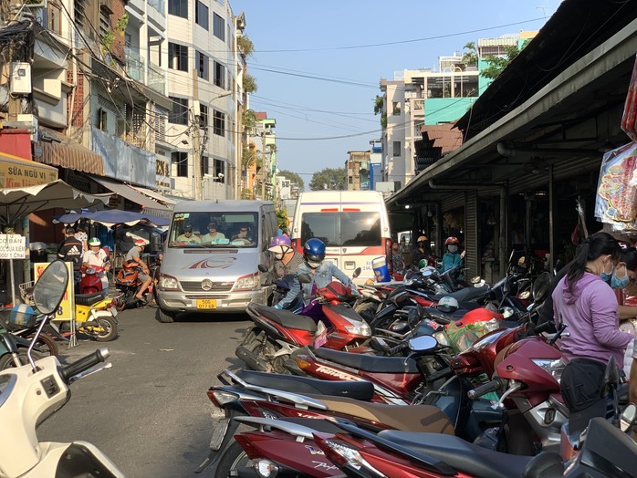 Tắc đường do lấn chiếm bán hàng- Ảnh 3.