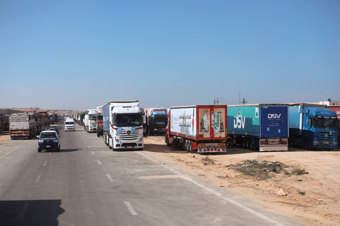 Các xe tải chở hàng cứu trợ tại cửa khẩu Rafah giữa Ai Cập và Dải Gaza hôm 1-2Ảnh: Reuters Các xe tải chở hàng cứu trợ tại cửa khẩu Rafah giữa Ai Cập và Dải Gaza hôm 1-2Ảnh: Reuters