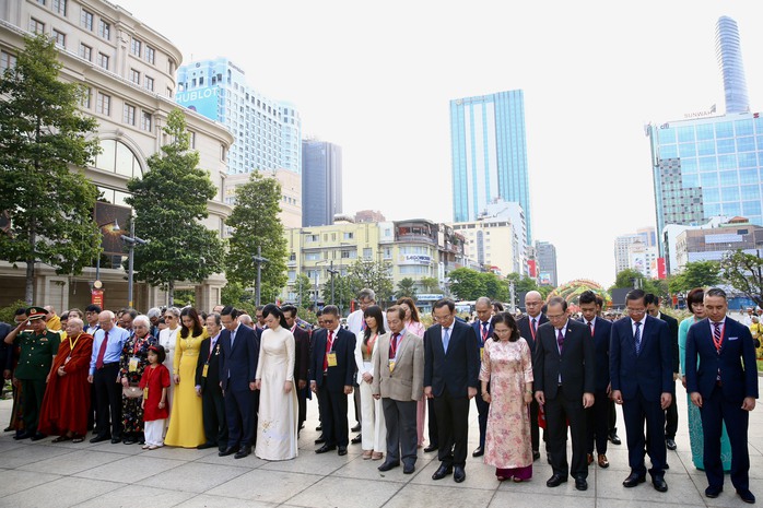 Chủ tịch nước Võ Văn Thưởng cùng kiều bào dâng hương, dâng hoa Chủ tịch Hồ Chí Minh- Ảnh 4. Chủ tịch nước Võ Văn Thưởng cùng kiều bào dâng hương, dâng hoa Chủ tịch Hồ Chí Minh- Ảnh 4.