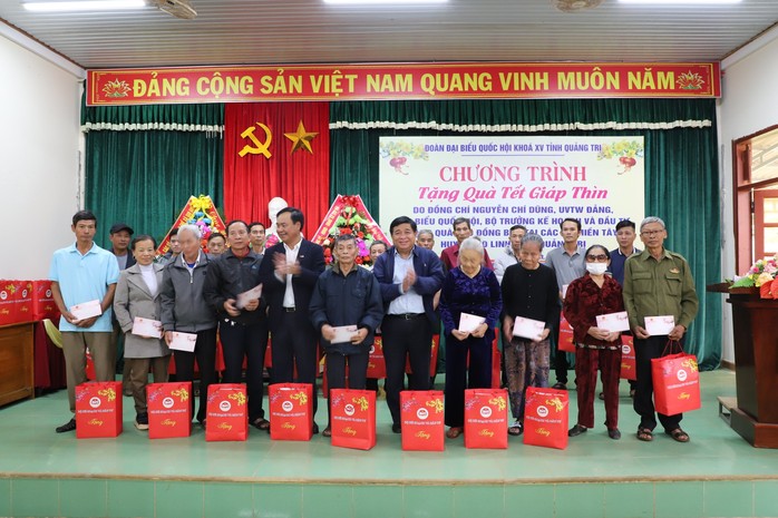 Bộ trưởng Nguyễn Chí Dũng thăm, tặng quà cho gia đình chính sách ở Quảng Trị- Ảnh 1. Bộ trưởng Nguyễn Chí Dũng thăm, tặng quà cho gia đình chính sách ở Quảng Trị- Ảnh 1.