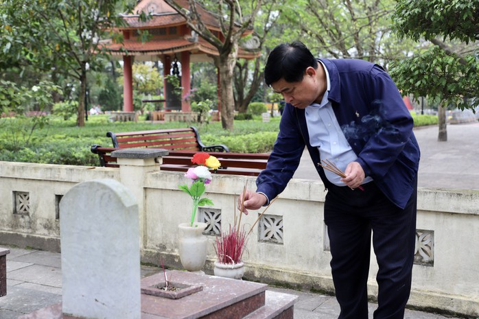 Bộ trưởng Nguyễn Chí Dũng thăm, tặng quà cho gia đình chính sách ở Quảng Trị- Ảnh 4. Bộ trưởng Nguyễn Chí Dũng thăm, tặng quà cho gia đình chính sách ở Quảng Trị- Ảnh 4.