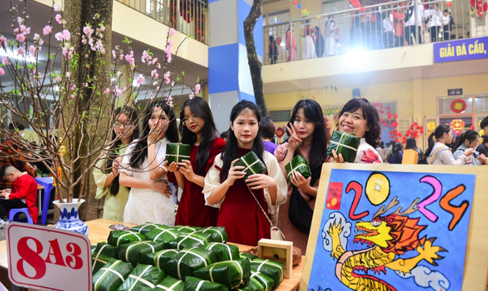 Học sinh Hà Nội xúng xính áo dài đón tết sớm
- Ảnh 1. Học sinh Hà Nội xúng xính áo dài đón tết sớm
- Ảnh 1.