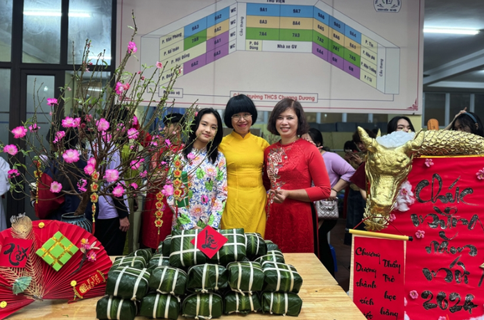 Học sinh Hà Nội xúng xính áo dài đón tết sớm
- Ảnh 2. Học sinh Hà Nội xúng xính áo dài đón tết sớm
- Ảnh 2.