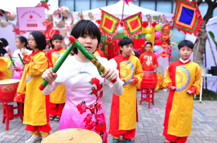 Học sinh Hà Nội xúng xính áo dài đón tết sớm
- Ảnh 4. Học sinh Hà Nội xúng xính áo dài đón tết sớm
- Ảnh 4.