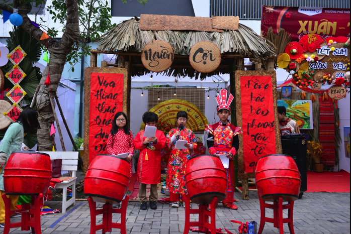 Học sinh Hà Nội xúng xính áo dài đón tết sớm
- Ảnh 6. Học sinh Hà Nội xúng xính áo dài đón tết sớm
- Ảnh 6.