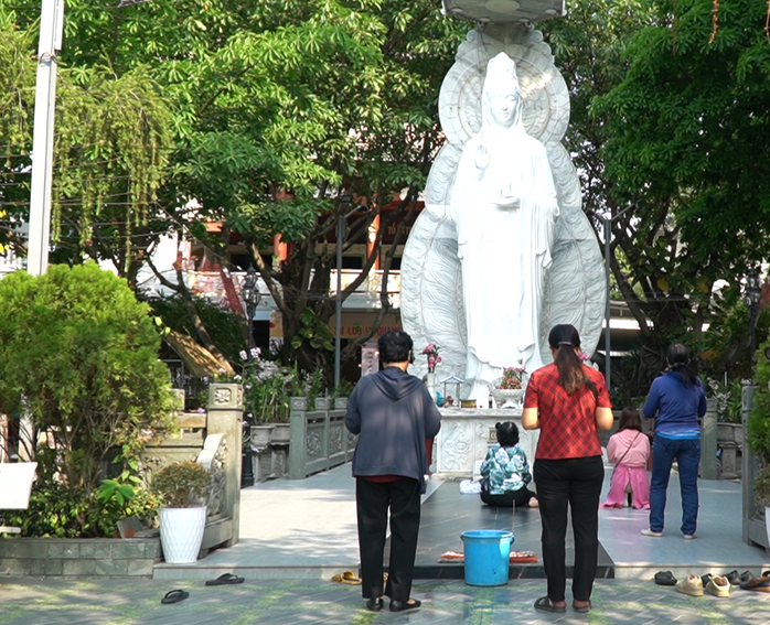 Tàu kiểm ngư chốt trực nơi người dân thả cá chép tiễn ông Táo- Ảnh 5. Tàu kiểm ngư chốt trực nơi người dân thả cá chép tiễn ông Táo- Ảnh 5.