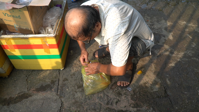 Tàu kiểm ngư chốt trực nơi người dân thả cá chép tiễn ông Táo- Ảnh 3. Tàu kiểm ngư chốt trực nơi người dân thả cá chép tiễn ông Táo- Ảnh 3.
