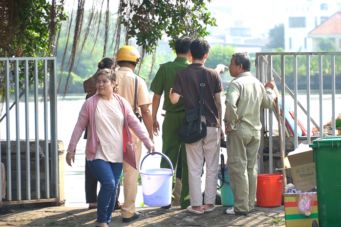 Tàu kiểm ngư chốt trực nơi người dân thả cá chép tiễn ông Táo- Ảnh 2. Tàu kiểm ngư chốt trực nơi người dân thả cá chép tiễn ông Táo- Ảnh 2.