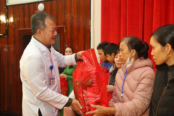 Mang "Xuân yêu thương, Tết sẻ chia" đến với người bệnh nghèo- Ảnh 1. Mang "Xuân yêu thương, Tết sẻ chia" đến với người bệnh nghèo- Ảnh 1.