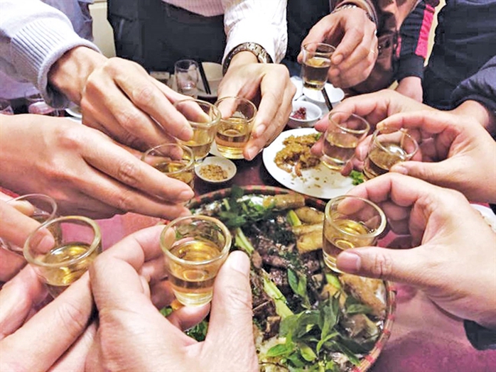 Uống rượu sau gần 1 ngày vẫn còn cồn trong hơi thở, bác sĩ nói gì?- Ảnh 1. Uống rượu sau gần 1 ngày vẫn còn cồn trong hơi thở, bác sĩ nói gì?- Ảnh 1.