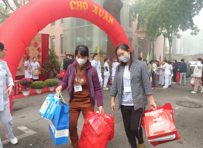 Mang "Xuân yêu thương, Tết sẻ chia" đến với người bệnh nghèo- Ảnh 2. Mang "Xuân yêu thương, Tết sẻ chia" đến với người bệnh nghèo- Ảnh 2.