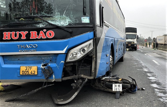 Khởi tố, bắt tạm giam tài xế xe khách gây tai nạn khiến 2 vợ chồng tử vong- Ảnh 2. Khởi tố, bắt tạm giam tài xế xe khách gây tai nạn khiến 2 vợ chồng tử vong- Ảnh 2.