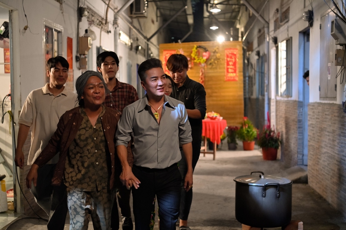 Đàm Vĩnh Hưng hóa chủ phòng trọ, mang Tết về cho xóm nghèo- Ảnh 2. Đàm Vĩnh Hưng hóa chủ phòng trọ, mang Tết về cho xóm nghèo- Ảnh 2.