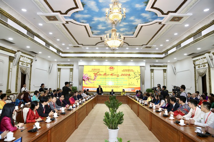 Đoàn kiều bào tiêu biểu tham quan trụ sở UBND TP HCM- Ảnh 1. Đoàn kiều bào tiêu biểu tham quan trụ sở UBND TP HCM- Ảnh 1.