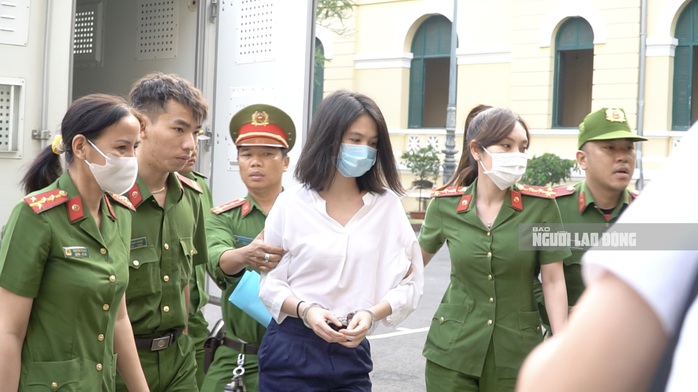 Ngọc Trinh xuất hiện tại tòa sau hơn 3 tháng tạm giam- Ảnh 1. Ngọc Trinh xuất hiện tại tòa sau hơn 3 tháng tạm giam- Ảnh 1.